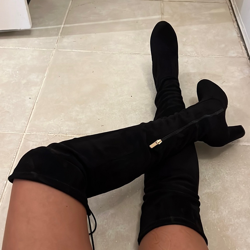Over the knees faux suede boots